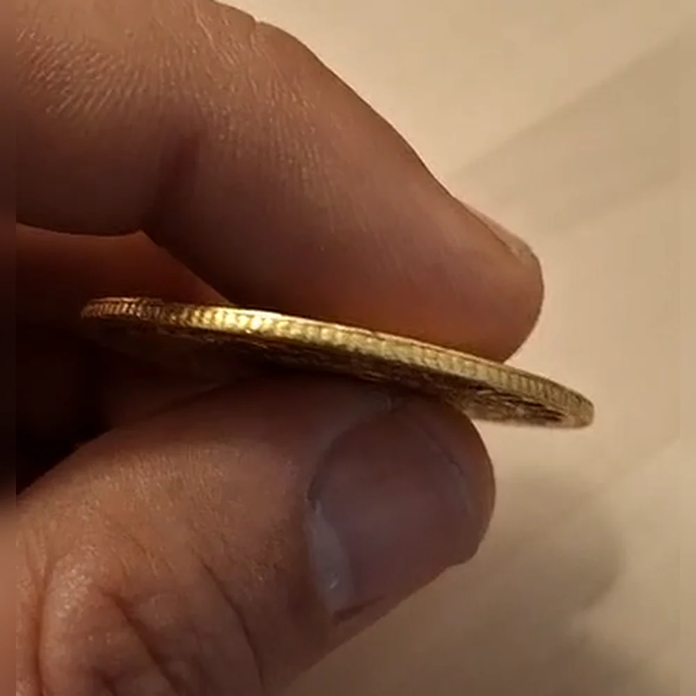 Fotografía del canto de una moneda antigua de oro